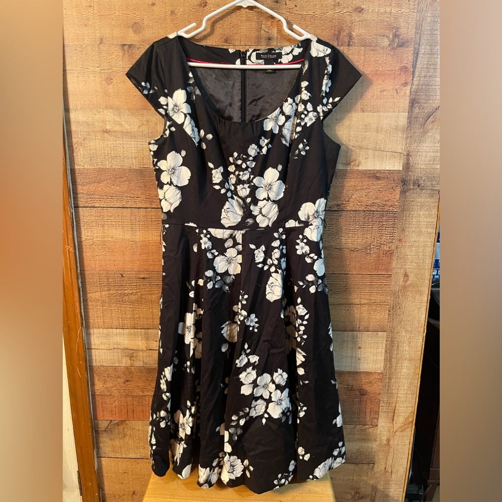 Floral Black and White Dress-Size 12 - Picture 2 of 10